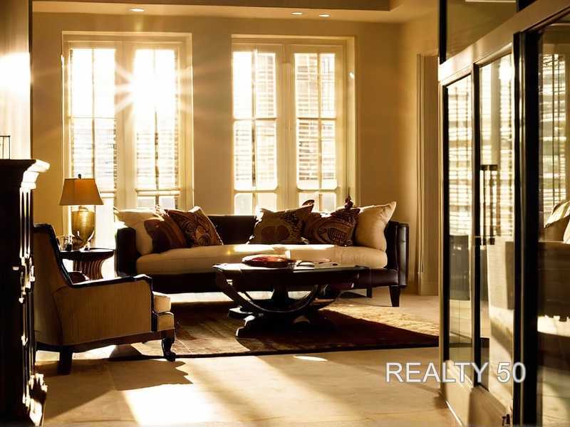 Использование растений для оживления яркой гостиной